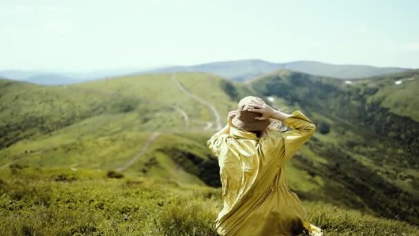 Gyönyörű szőke nő túrázó élvezi a friss levegőt a hegyekben. Turisztikai városnézés — Stock videók