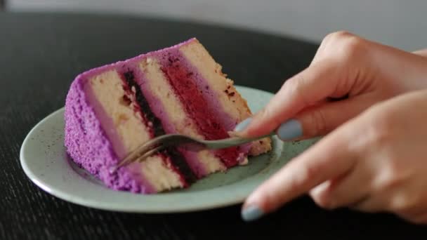 用叉子把一块蛋糕劈开.用叉子吃一块蛋糕特写 — 图库视频影像