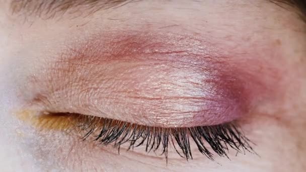 Närbild av attraktiva mänskliga ögon blinkar, makeup — Stockvideo
