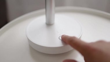Başlatmak için beyaz elektrikli vantilatör parmak tuşuna basın