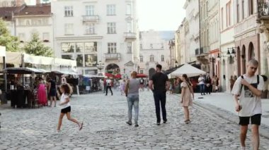 Lviv, Ukrayna - 7 Temmuz 2021: Turist kalabalığı yazın merkez caddede toplandı. Seyahat, turizm konsepti