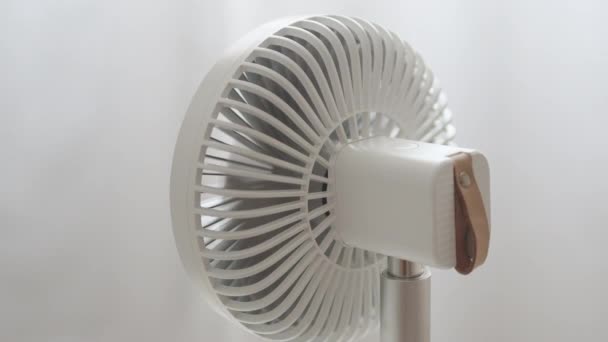 Feche o ventilador de metal branco com interruptor de lâminas funciona em um dia quente de verão. Enforcamento de tule branco fosco. Visão traseira — Vídeo de Stock