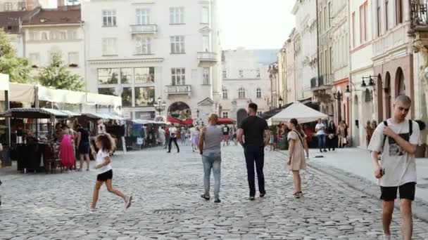 Lviv, Ukrajna - július 7, 2021: Tömeges turisták a város központjában utcán nyáron. Utazás, turizmus — Stock videók