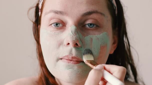 Mujer de casa aplicando mascarilla cosmética en su baño — Vídeos de Stock