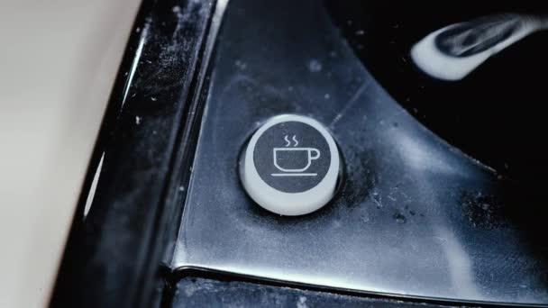 Kaffe espresso cappuccino maskin knapp i köket. Häll upp kaffespresso — Stockvideo