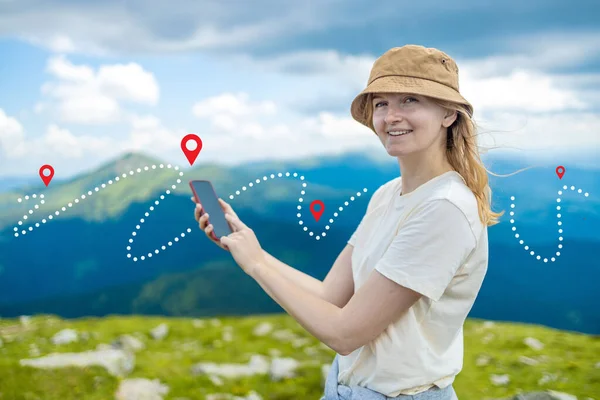 Επιτυχία τουριστική γυναίκα που αναζητούν σωστή κατεύθυνση στο smartphone στην κορυφή του βουνού με φόντο τη φύση. Διαδρομή εξέλιξης βουνού. — Φωτογραφία Αρχείου