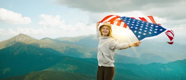 Symbol kobiety z flagą USA stoi na szczycie góry. — Zdjęcie stockowe