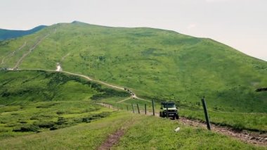 Offroad arabası dağların içinden geçiyor. Ukrayna Karpat Dağları. Parlak doğa manzarası. Safari ve seyahat