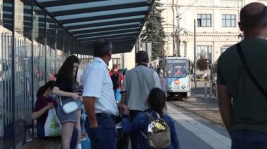 Lviv, Ukrayna - 7 Temmuz 2021: Tramvay durağında büyük bir kalabalık. Tramvay durağında bekleyenler var..