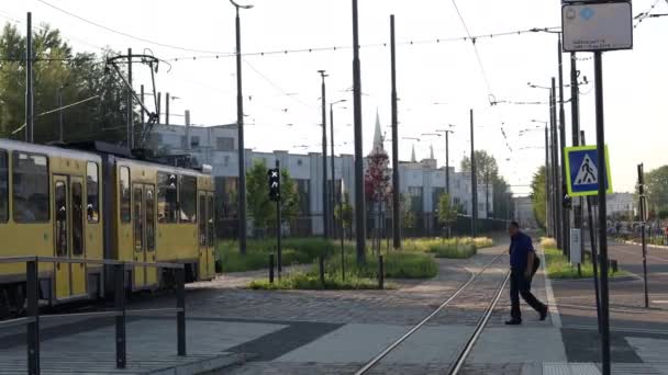 ウクライナのリヴィウ-2021年7月7日:朝に市内中心部の線路沿いを走る古い黄色のトラム. — ストック動画