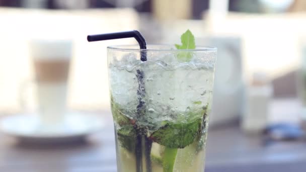 Mojito cocktail dalam gelas di atas meja makanan tutup. Konsep liburan musim panas. — Stok Video