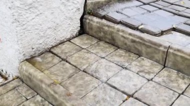 Merdivenlerden aşağı su akışları