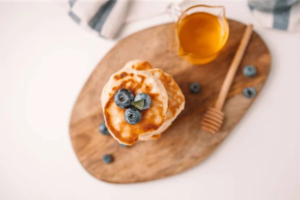 블루베리와 시럽이 맛좋은 팬케이크가 테이블 — 스톡 사진