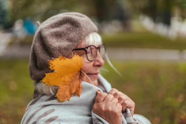 Boldog nő és mosolygós séta az őszi parkban. — Stock Fotó