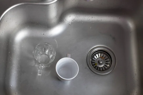 洗碗槽里的脏玻璃杯和瓷杯 — 图库照片