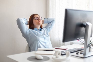 Memnuniyet verici bir öğrenci, uzun zamandır uzaktaki bir ofisteki bilgisayar eğitiminden sonra dinleniyor..