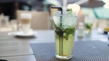 Açık masa zemininde tropikal mojito kokteyli ve fotokopi alanı olan camı kapat