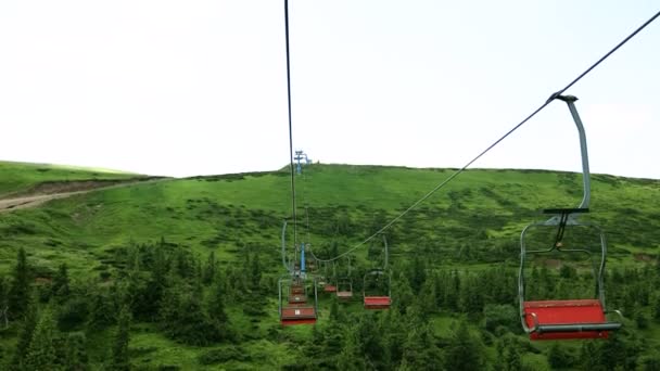喀尔巴阡山壮丽的自然景观和乌克兰美丽的蓝色背景 缆车对着天空 森林景观 — 图库视频影像