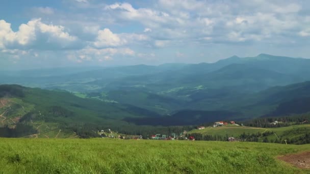 Niesamowity Naturalny Widok Jasnozielone Sosnowe Wzgórza Górskie Drewnianymi Domkami Domkami — Wideo stockowe