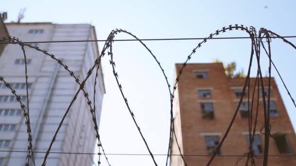 Hoog Betonnen Hek Met Prikkeldraad Tegen Blauwe Lucht Achtergrond Verlaten — Stockvideo