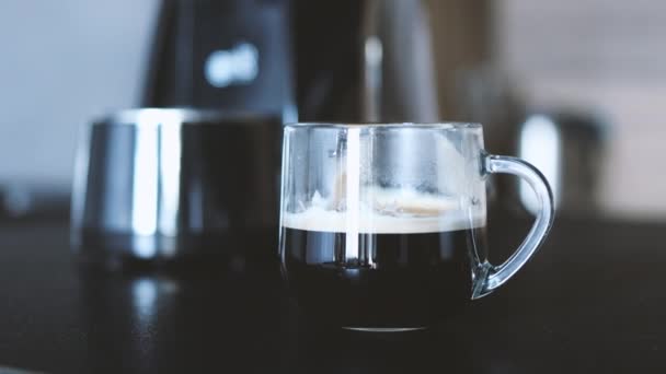 Φρέσκος αρωματικός καφές σε μαύρο τραπέζι το πρωί στο σπίτι. — Αρχείο Βίντεο