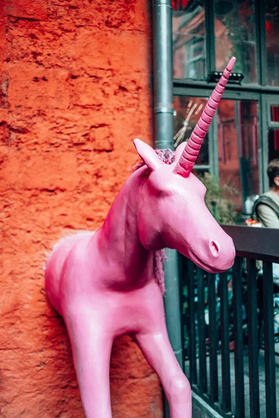 Bright Color Pink Unicorn Art Sculpture Wall City Building — Stock Photo, Image