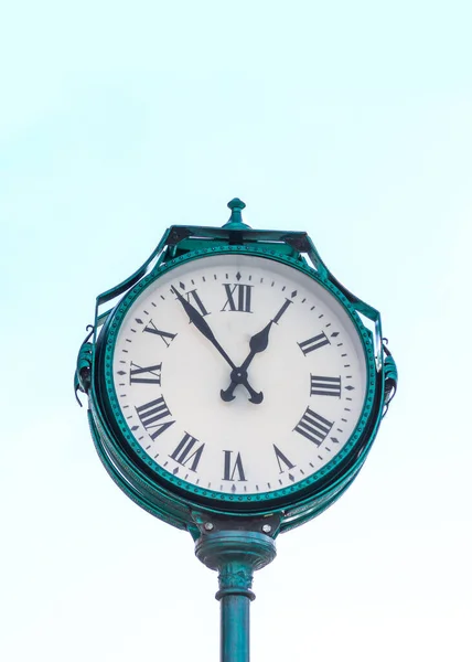 青空の背景に緑の街の時計 垂直写真 — ストック写真