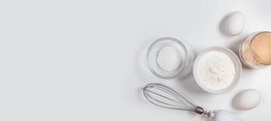 Beyaz arka planda pişirmek için gerekli malzeme ve gereçler. Kurabiye tarifli pasta ya da pasta modeli