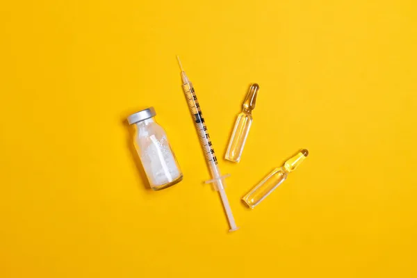 Covid 19および色背景の注射器に対するワクチン接種のためのコロナウイルスワクチン — ストック写真