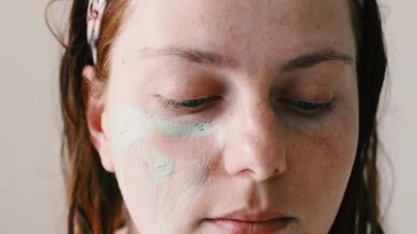 Πορτρέτο Της Όμορφης Γυναίκας Πράσινη Μάσκα Κρέμας Στο Πρόσωπό Της — Αρχείο Βίντεο