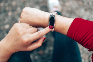 Aktif sporcu kadın koşmak için fitness akıllı saatini kuruyor