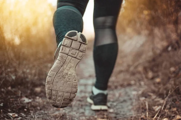 Güz ormanlarında aktif ve sağlıklı bir kadın ayak koşusu. Kadın fitness koşusu, aktif yaşam tarzı kavramı