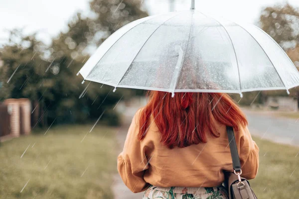 Rossz Idő Vissza Kilátás Fiatal Fényes Ruhában Alatt Átlátszó Esernyő — Stock Fotó