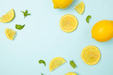 Taze limon ve yeşil nane yaprağı desen çerçeve parlak renk arka plan düz yatıyordu