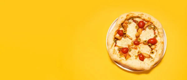 Pizza Maison Appétissante Avec Fromage Tomates Sur Fond Jaune Avec — Photo