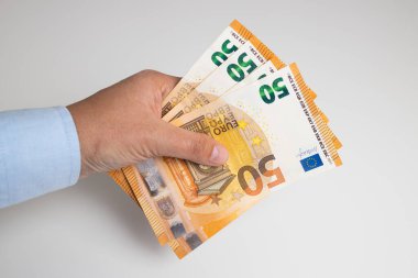 Gri arka planda Euro parası olan kadın eli. mali muhasebe için iş tasarruf para kavramı