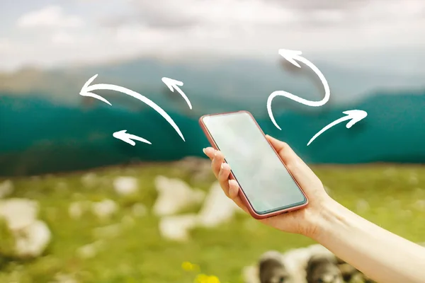 Kobieta Ręka Pomocą Smartfona Szczycie Góry Punktu Lokalizacji Nawigatora Niesamowite — Zdjęcie stockowe