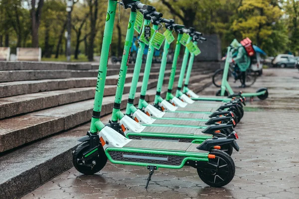 Rad Mintuthyrning Motoriserade Sparkcyklar Centrum Regniga Staden Elektrisk Stadstransport — Stockfoto