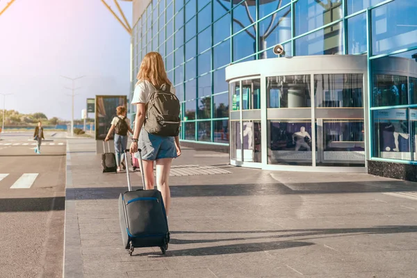 Volwassen Vrouw Toerist Met Handbagage Koffer Rugzak Gaat Naar Een — Stockfoto