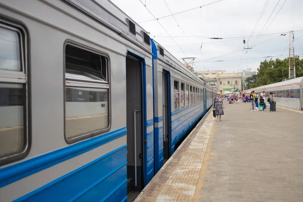 Odessa, Ukrayna - 21 Temmuz 2021: Kentsel ulaşım elektrikli trenin kapıları. Seyahat yolcuları.