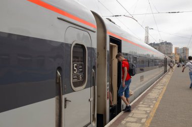 Odessa, Ukrayna - 21 Temmuz 2021: Demiryolu platformu üzerindeki modern şehirler arası tren, seyahat kavramı