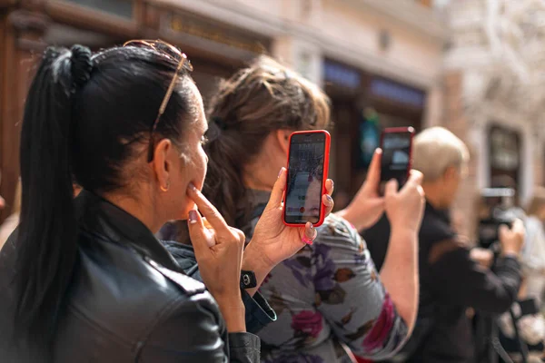 Odessa ウクライナ 2021年9月19日 女性が街のキャットウォークでモデルのスマートフォンやビデオ撮影を使用して写真を撮る — ストック写真
