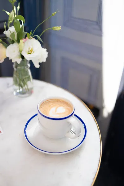 Tazza Caffè Caldo Aromatico Cappuccino Tavolo Marmo Bianco Caffè Strada — Foto Stock