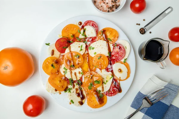 Színes Saláta Szeletelt Piros Sárga Paradicsommal Mozzarellával Olívaolajjal Borssal Sóval — Stock Fotó