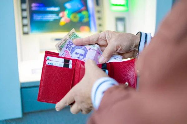 Рука Человека Красным Бумажником Гривневые Деньги Снятие Наличных Денег Оплаты — стоковое фото