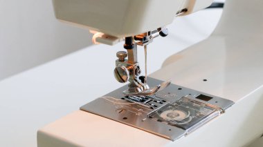 Dikiş makinesinin ayağını kapat