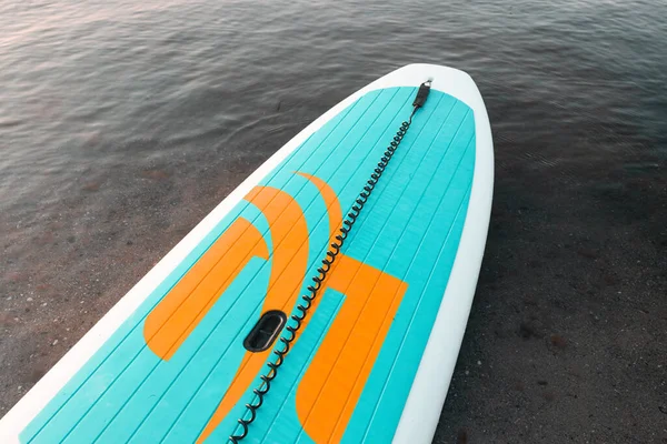 Sup Stand Paddle Board Sullo Sfondo Blu Acqua — Foto Stock