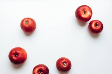 Masada taze kırmızı elmalar var. Düz konum, üst görünüm, kopyalama alanı