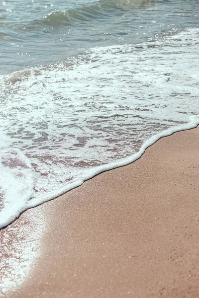 Onda Azul Suave Oceano Azul Uma Praia Arenosa — Fotografia de Stock