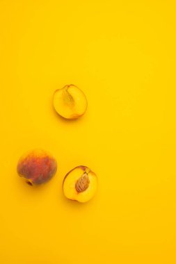 Düz kompozisyon ve sarı arka planda taze şeftali. Düz görünüm kopyalama alanı yatıyordu. Taze armuttan yapılmış çerçeve.